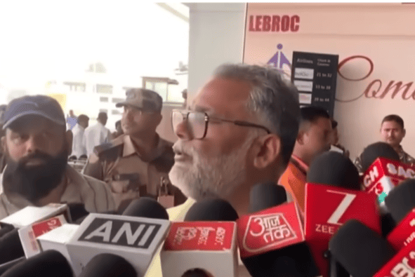 a man speak in frong of multiple mic.